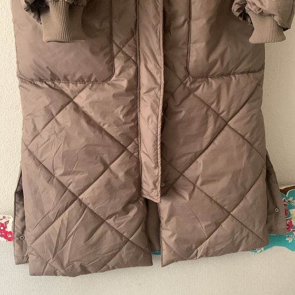 H&M size XXL long quilted puffer coat has pockets and snap slits on sides, beige - Picture 3 of 10